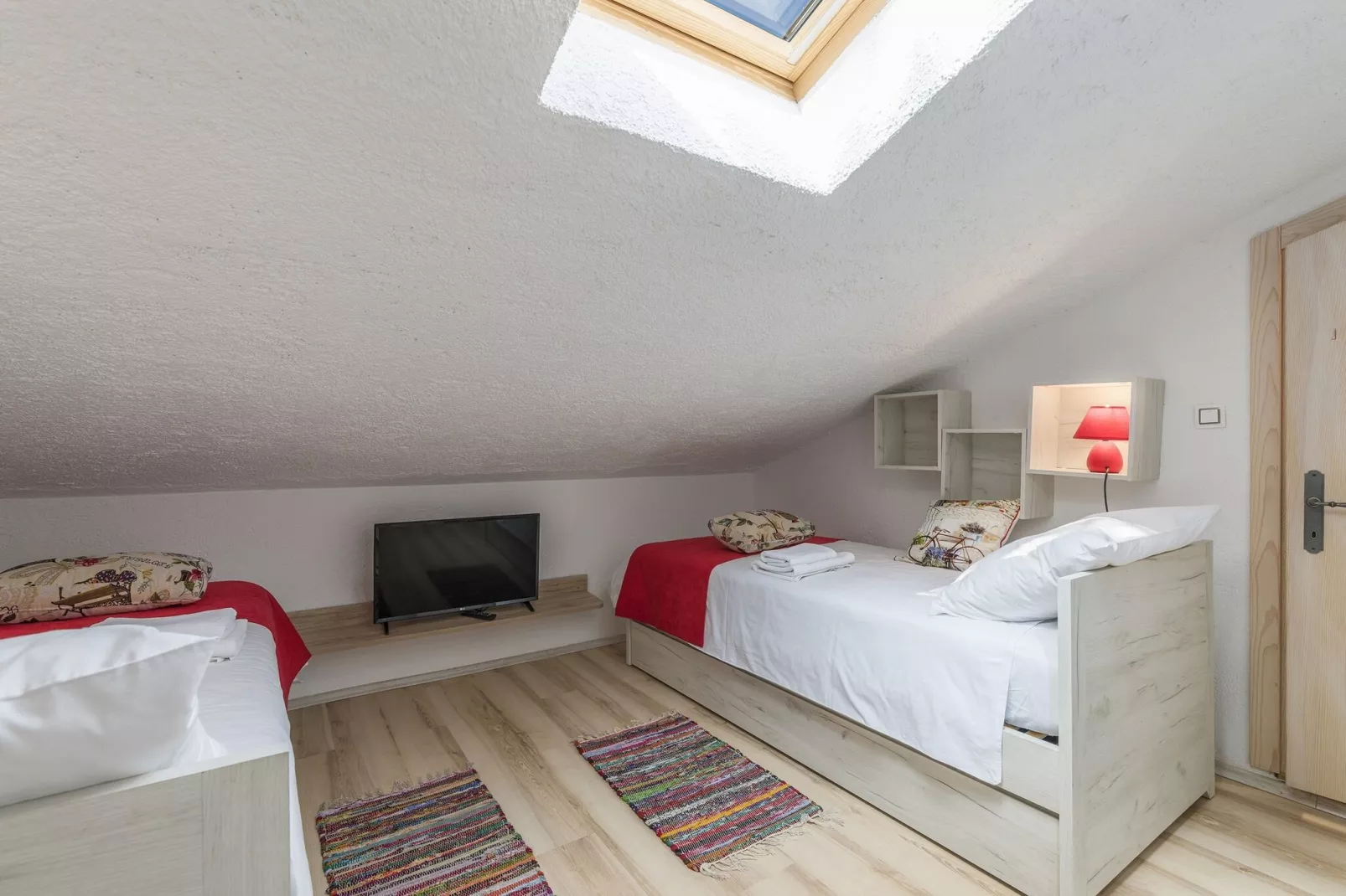 Villa Lipica with Private Pool and Jacuzzi-Slaapkamer