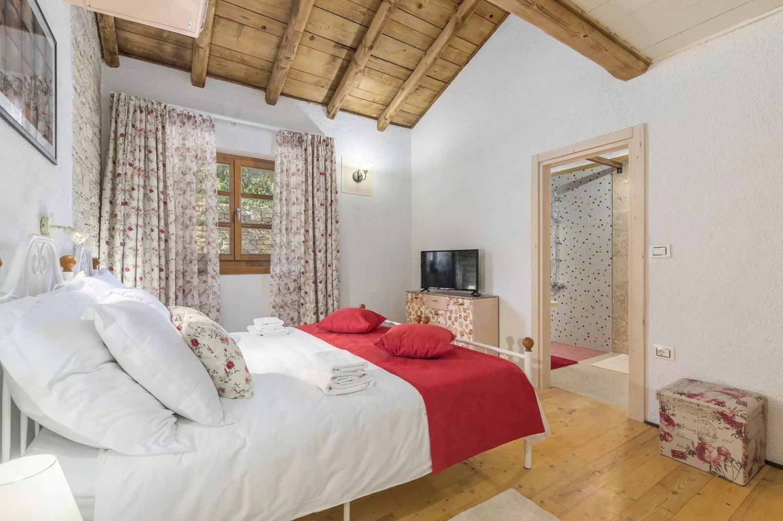 Villa Lipica with Private Pool and Jacuzzi-Slaapkamer