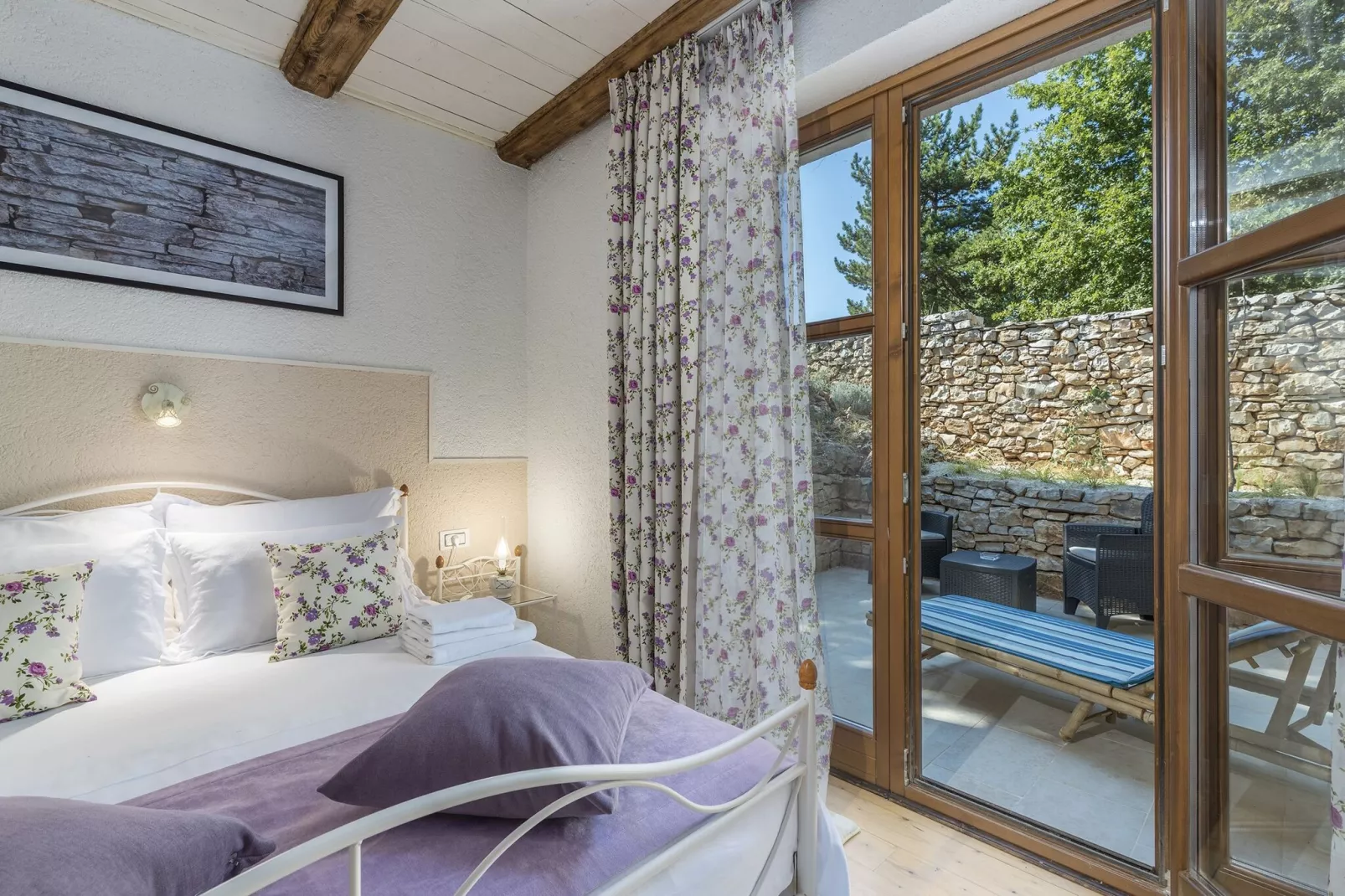Villa Lipica with Private Pool and Jacuzzi-Slaapkamer