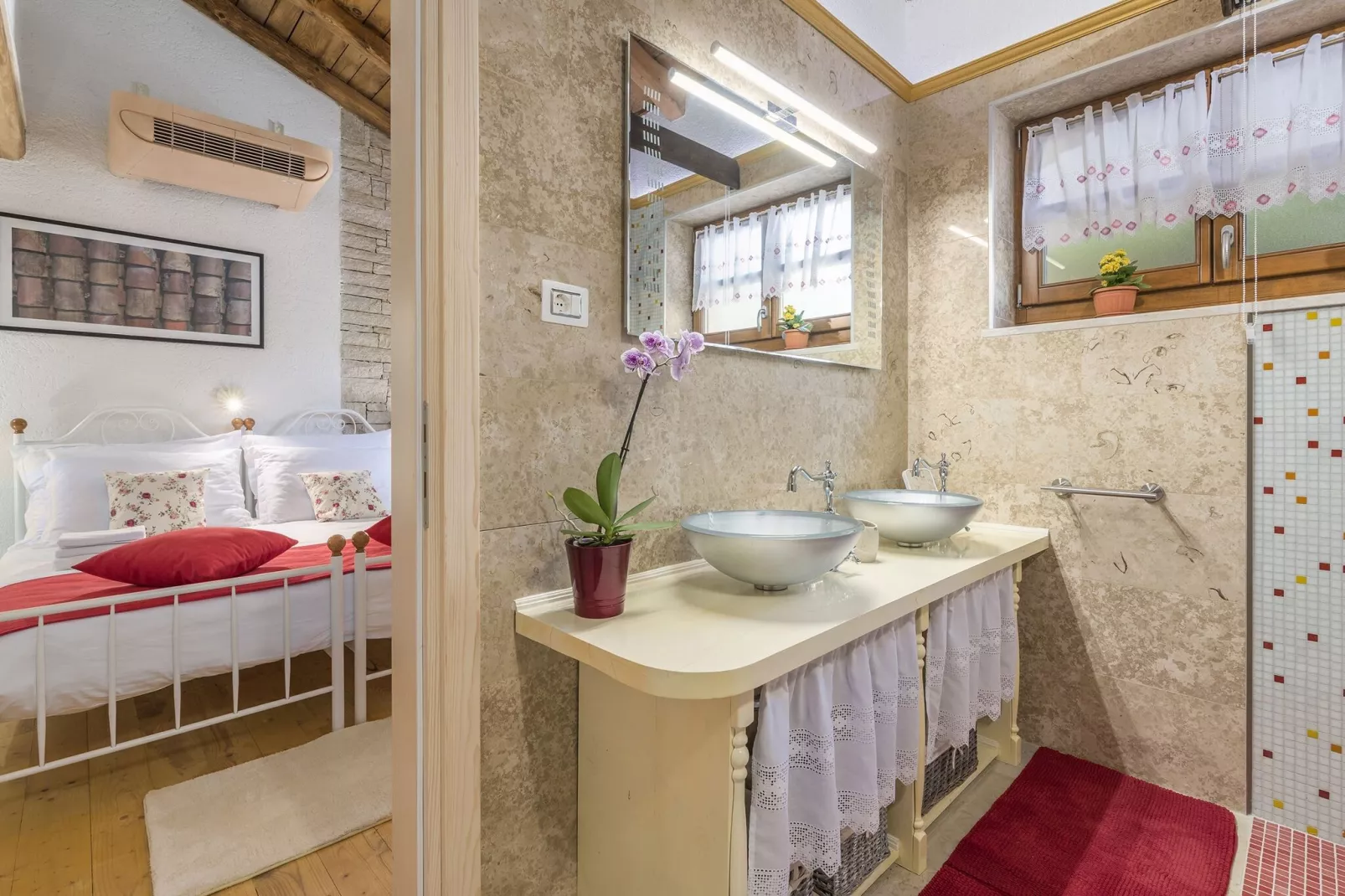Villa Lipica with Private Pool and Jacuzzi-Slaapkamer