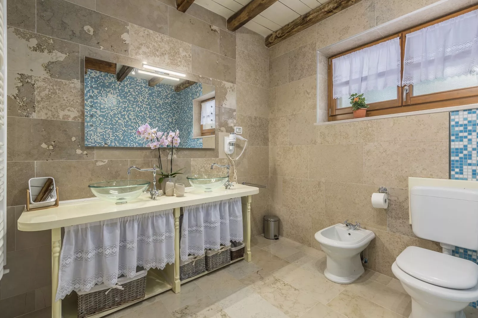 Villa Lipica with Private Pool and Jacuzzi-Badkamer