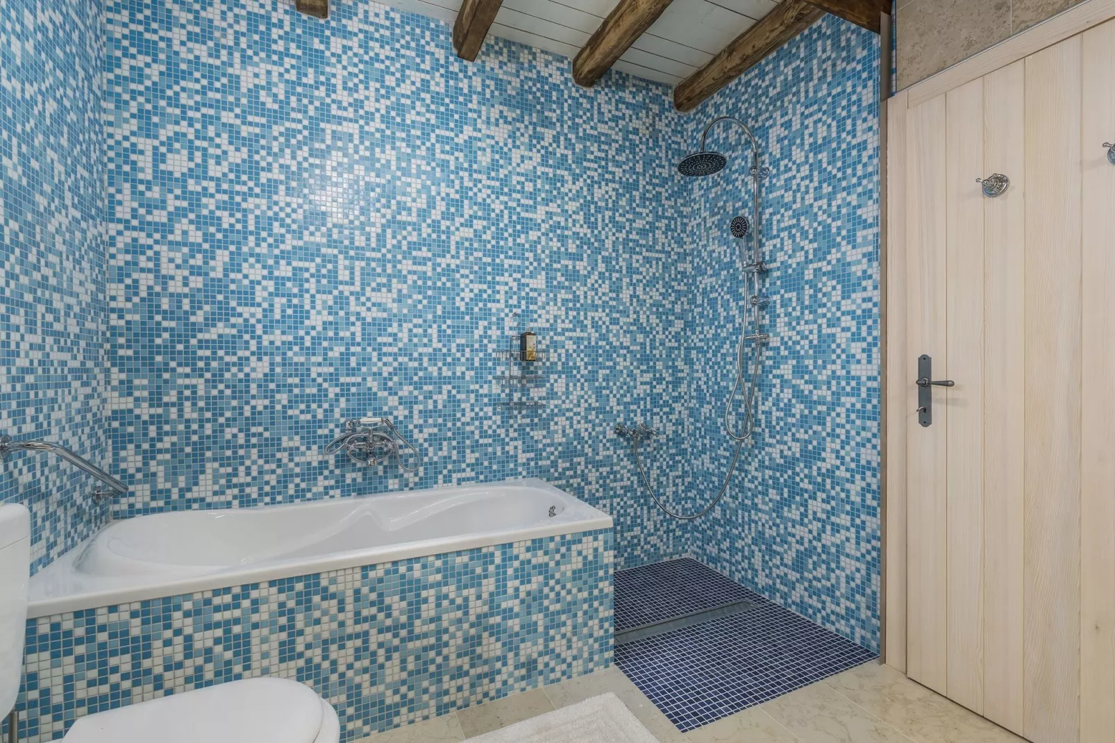 Villa Lipica with Private Pool and Jacuzzi-Badkamer