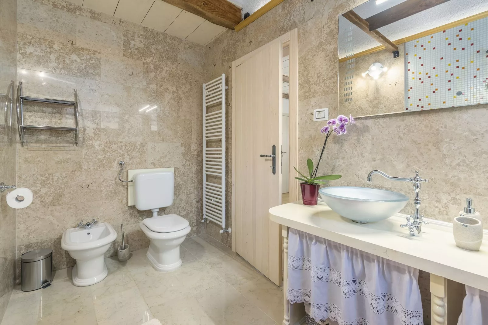 Villa Lipica with Private Pool and Jacuzzi-Badkamer