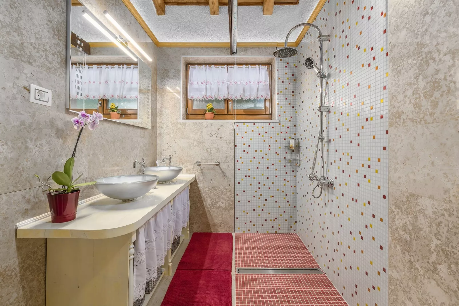 Villa Lipica with Private Pool and Jacuzzi-Badkamer