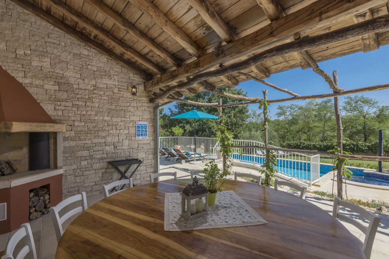 Villa Lipica with Private Pool and Jacuzzi-Terrasbalkon
