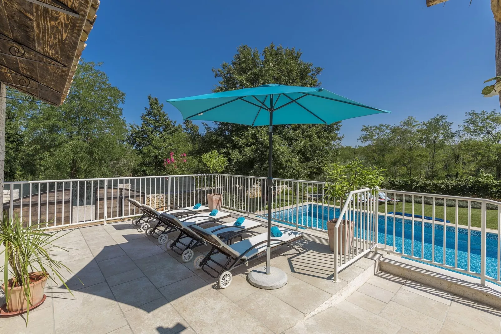 Villa Lipica with Private Pool and Jacuzzi-Terrasbalkon
