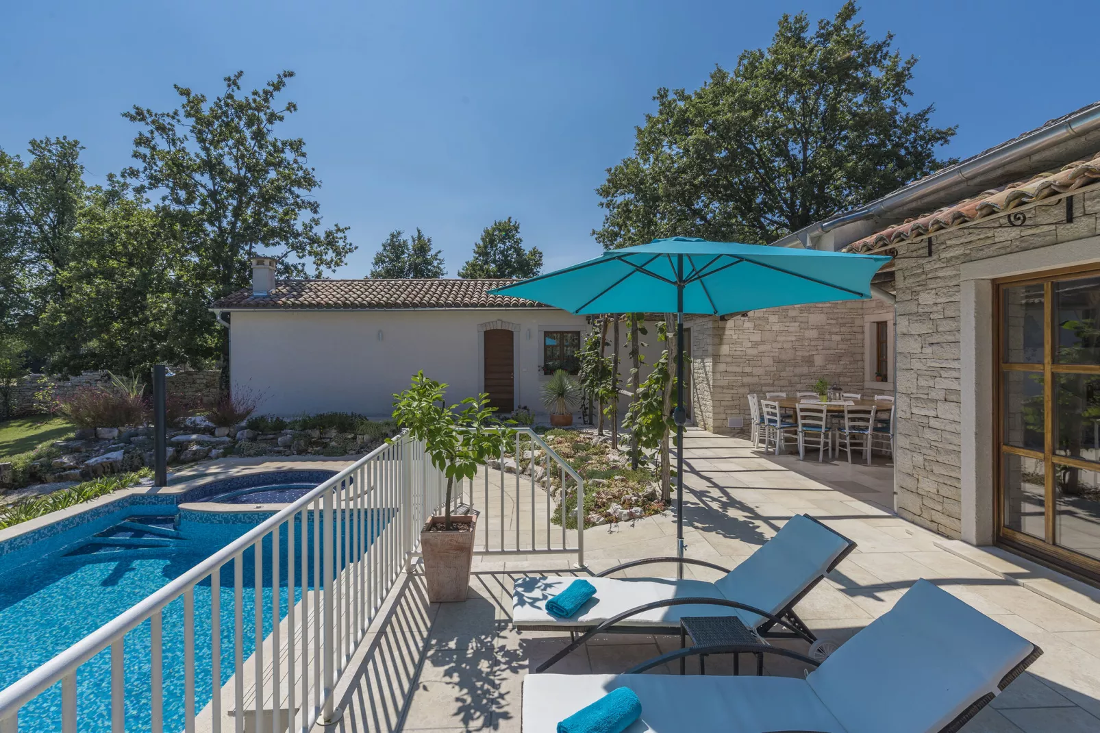 Villa Lipica with Private Pool and Jacuzzi-Terrasbalkon