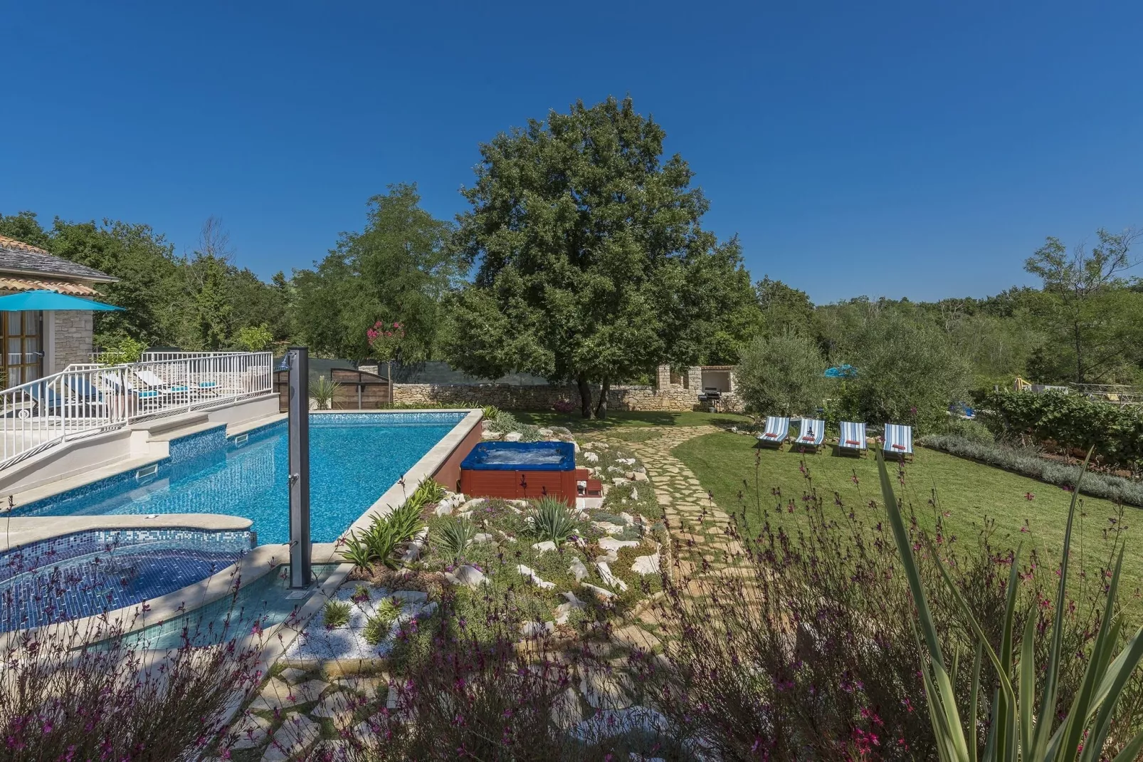 Villa Lipica with Private Pool and Jacuzzi-Tuinen zomer