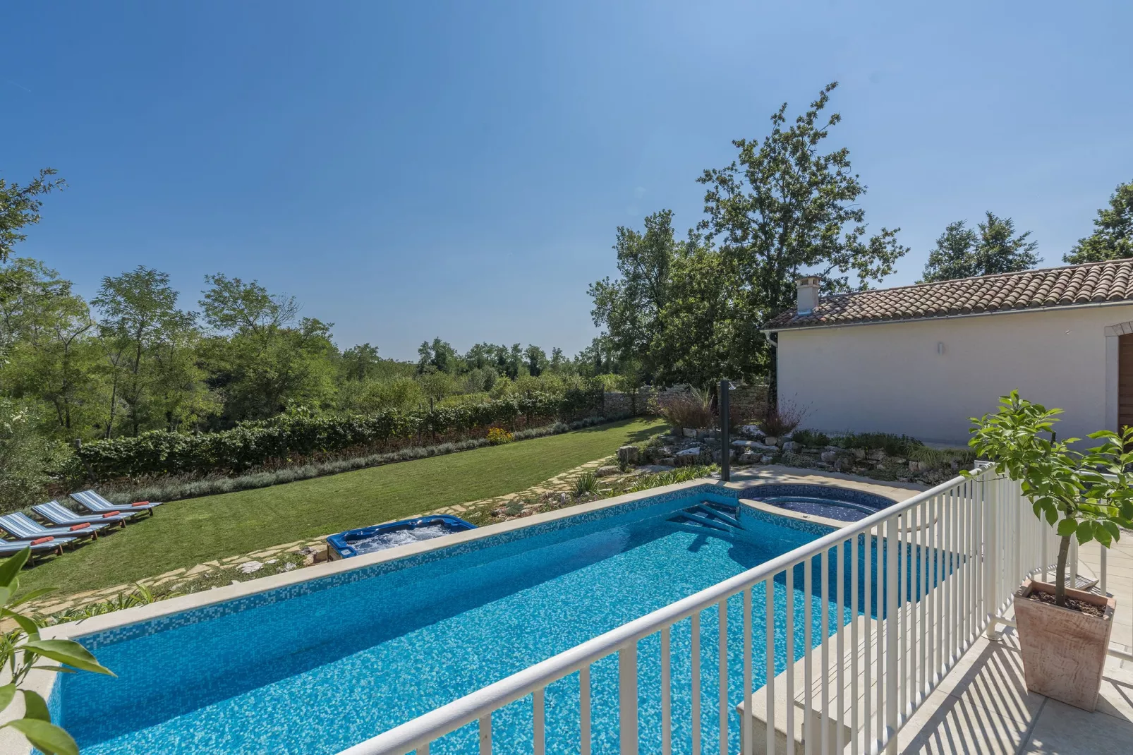 Villa Lipica with Private Pool and Jacuzzi-Tuinen zomer