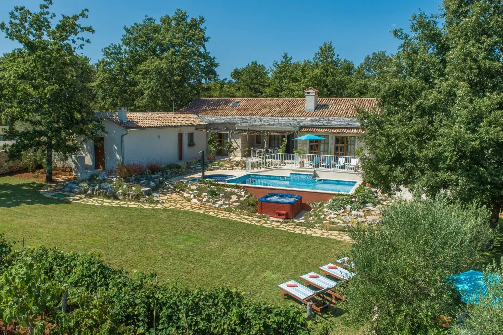 Villa Lipica with Private Pool and Jacuzzi-Tuinen zomer