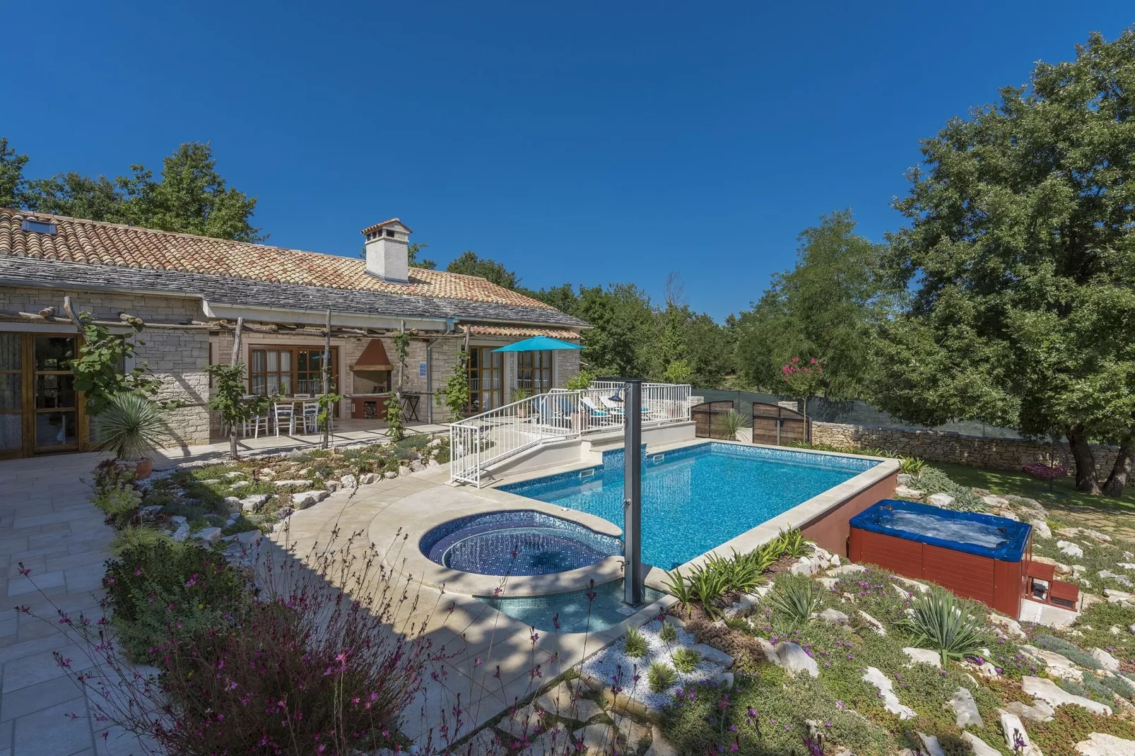 Villa Lipica with Private Pool and Jacuzzi-Wellness