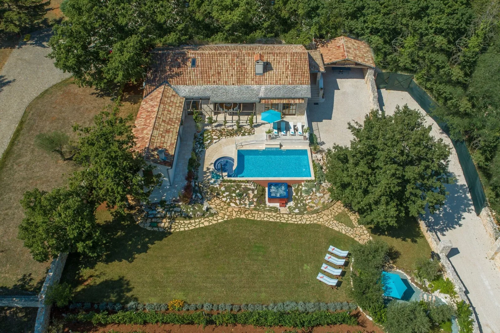 Villa Lipica with Private Pool and Jacuzzi-Sfeer