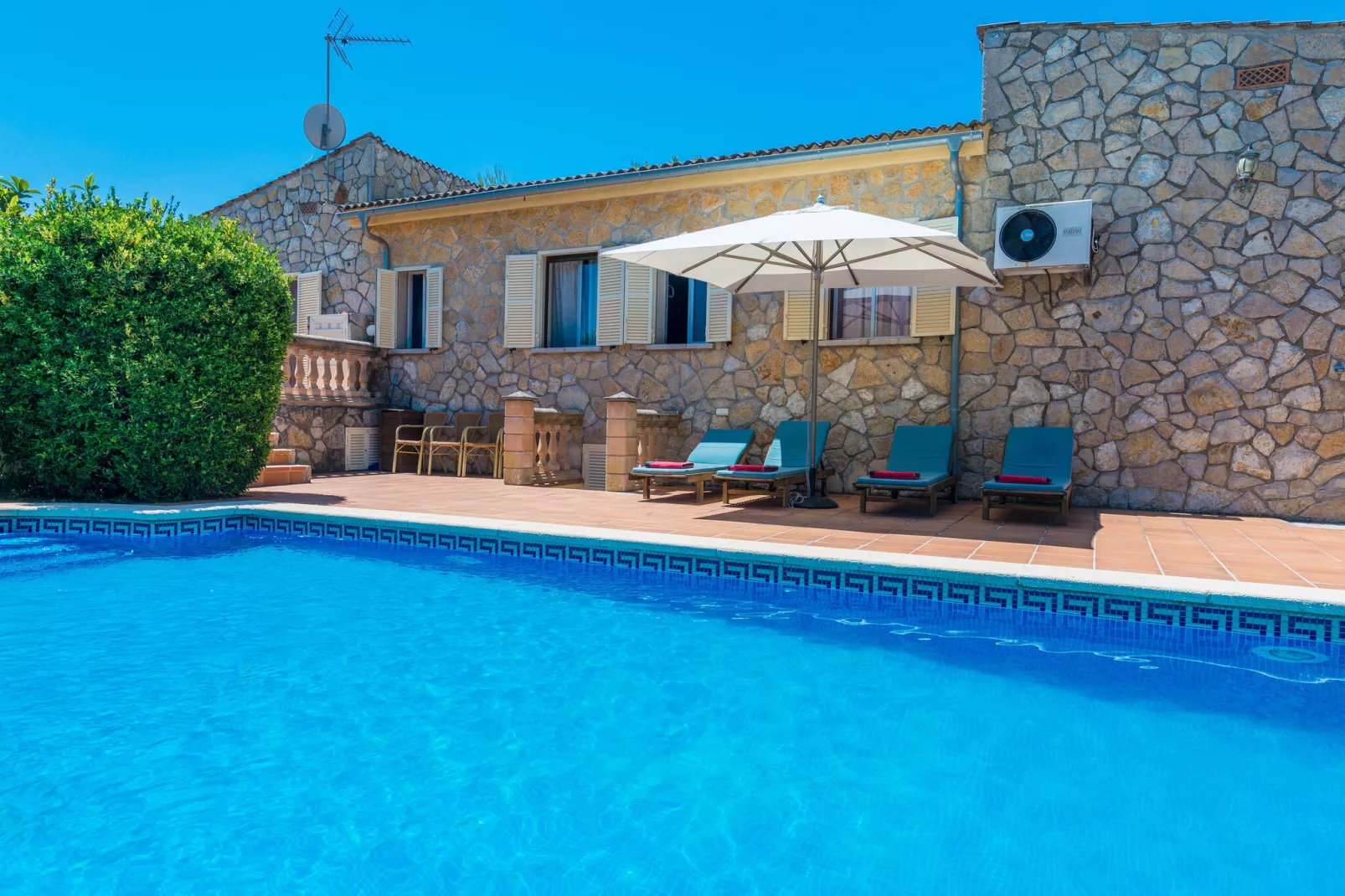Vivienda Isabela-Buitenkant zomer