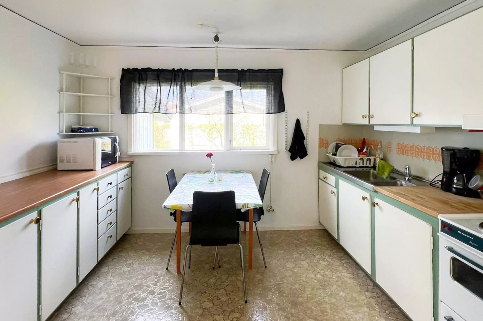 Welcoming cottage near the sea-Binnen