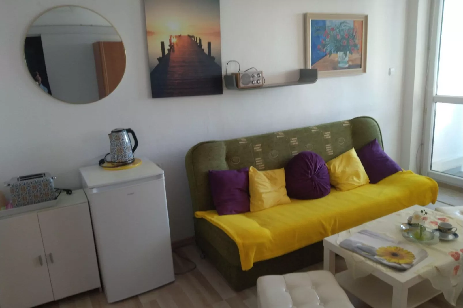 Czwórka żółta z balkonem-Woonkamer