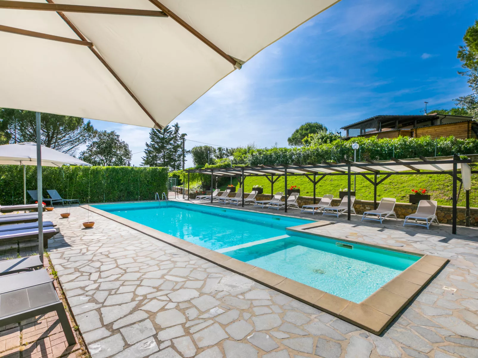 Le Rocche-Buiten