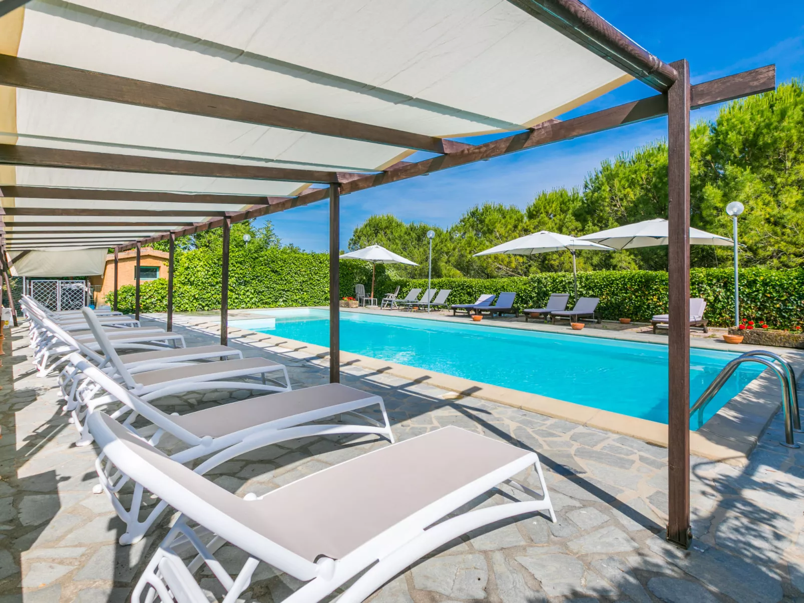 Le Rocche-Buiten