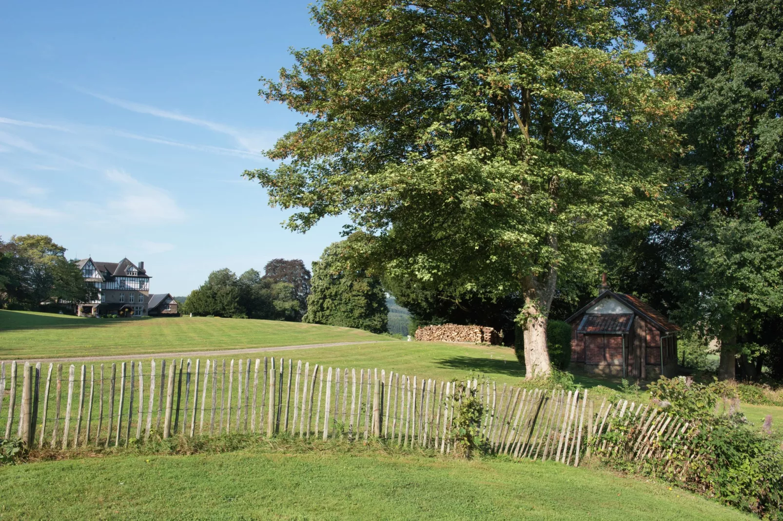 Chateau de Jevoumont-Tuinen zomer