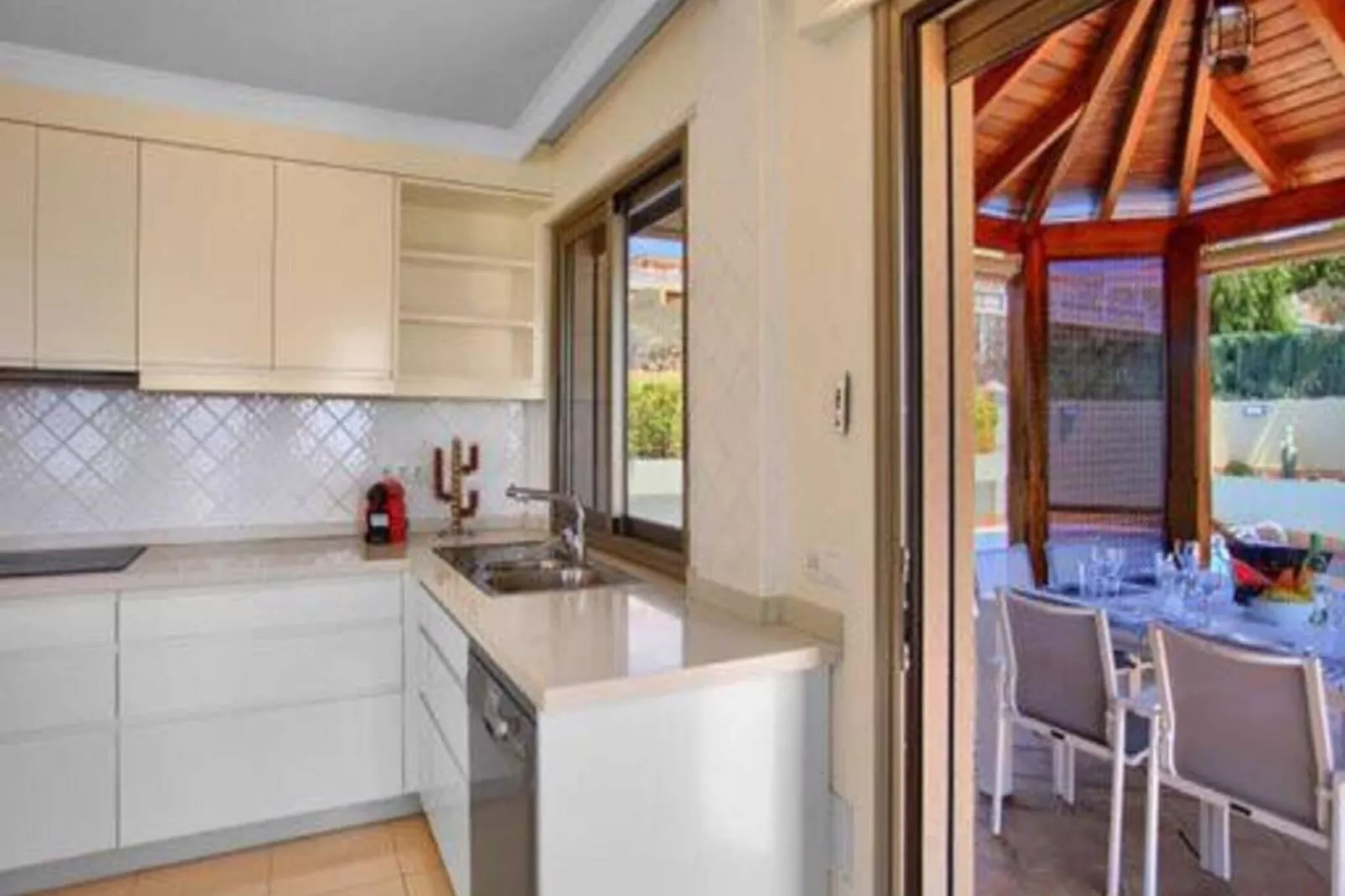 Home Holidays// Villa Home Holidays-Keuken
