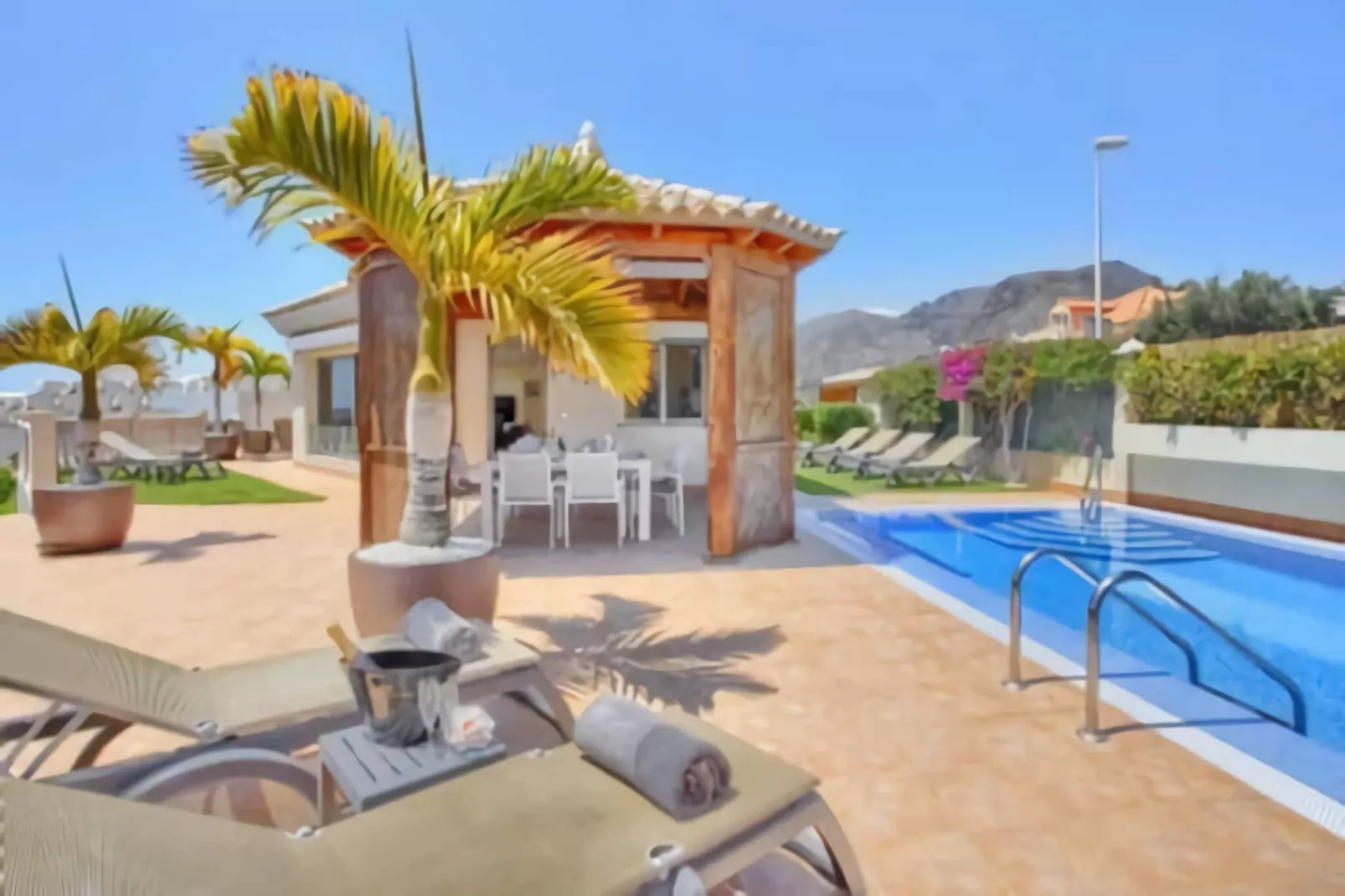 Home Holidays// Villa Home Holidays-Buitenkant zomer