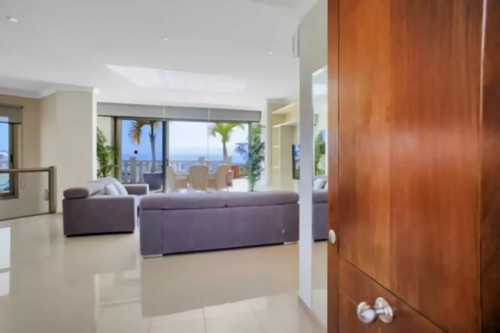 Home Holidays// Villa Home Holidays-Woonkamer