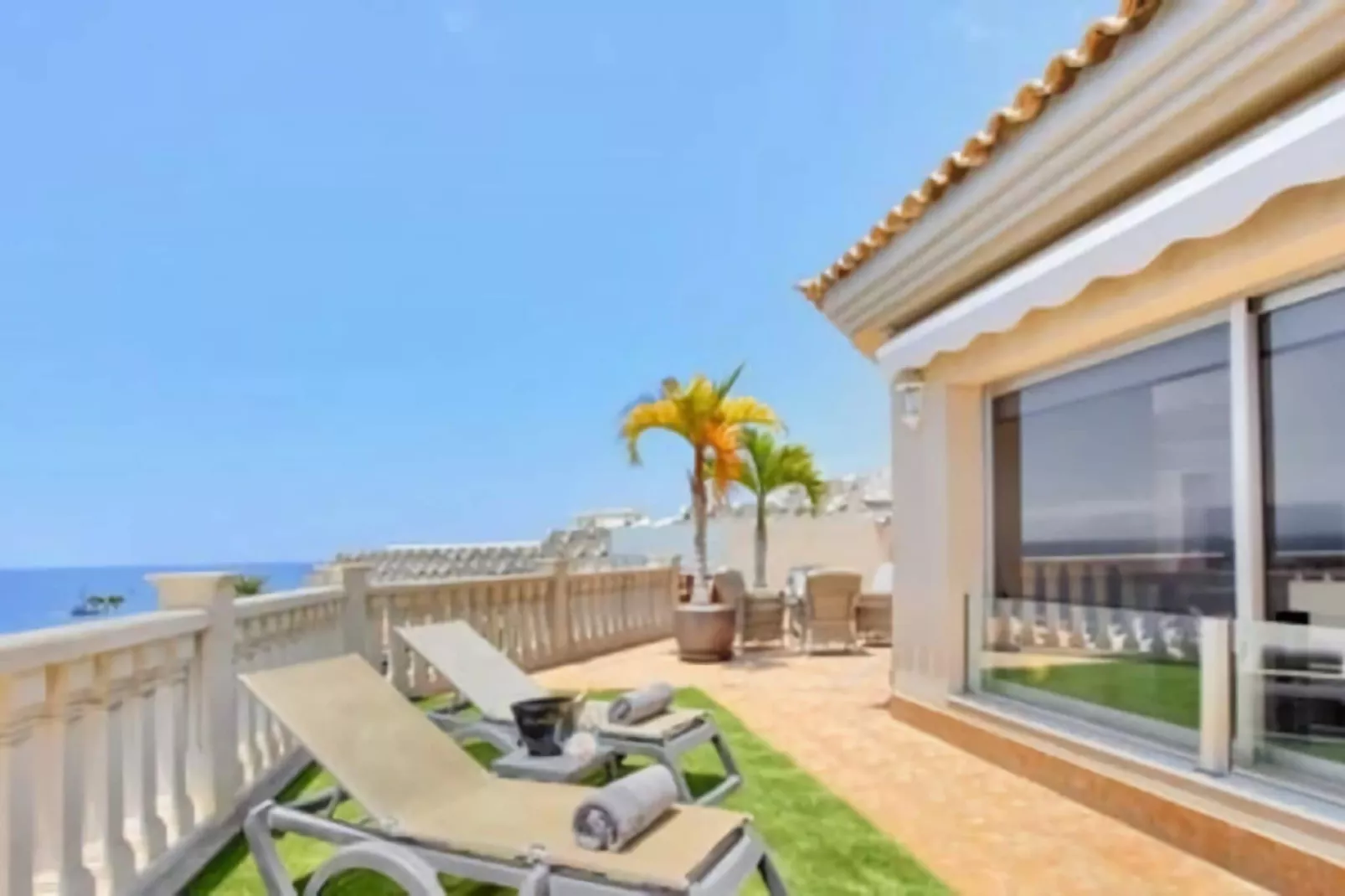 Home Holidays// Villa Home Holidays-Terrasbalkon