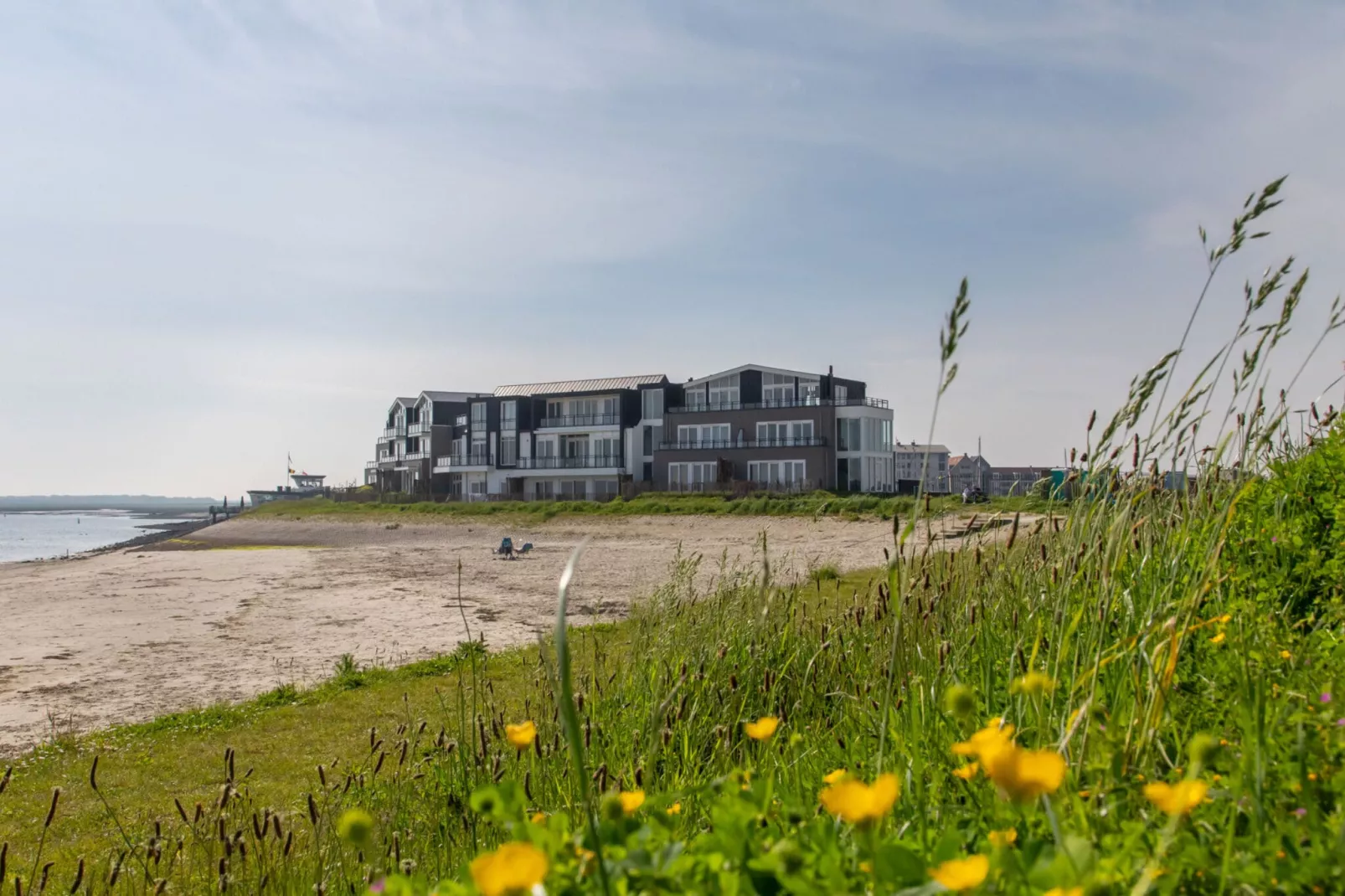 Luxe appartement Vista Maris - Havenweg 8-36 'Oester Oase'-Buitenkant zomer