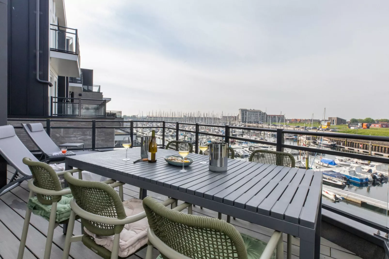Luxe appartement Vista Maris - Havenweg 8-36 'Oester Oase'-Terrasbalkon