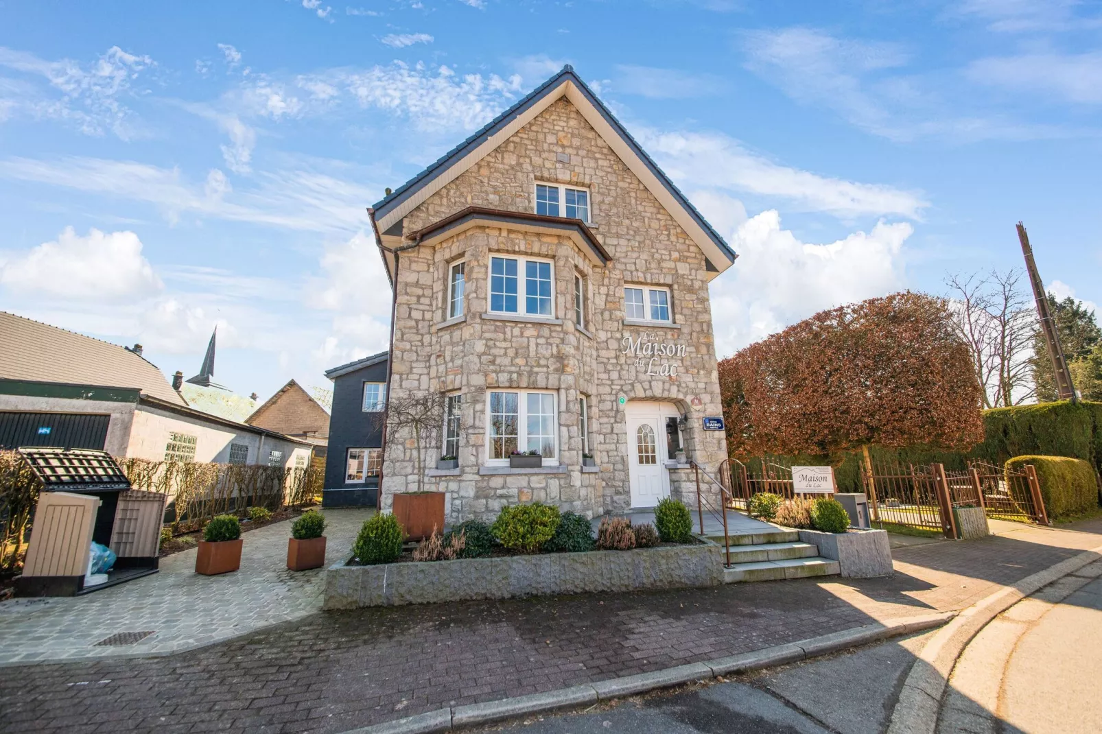 La Maison du Lac-Buitenkant zomer