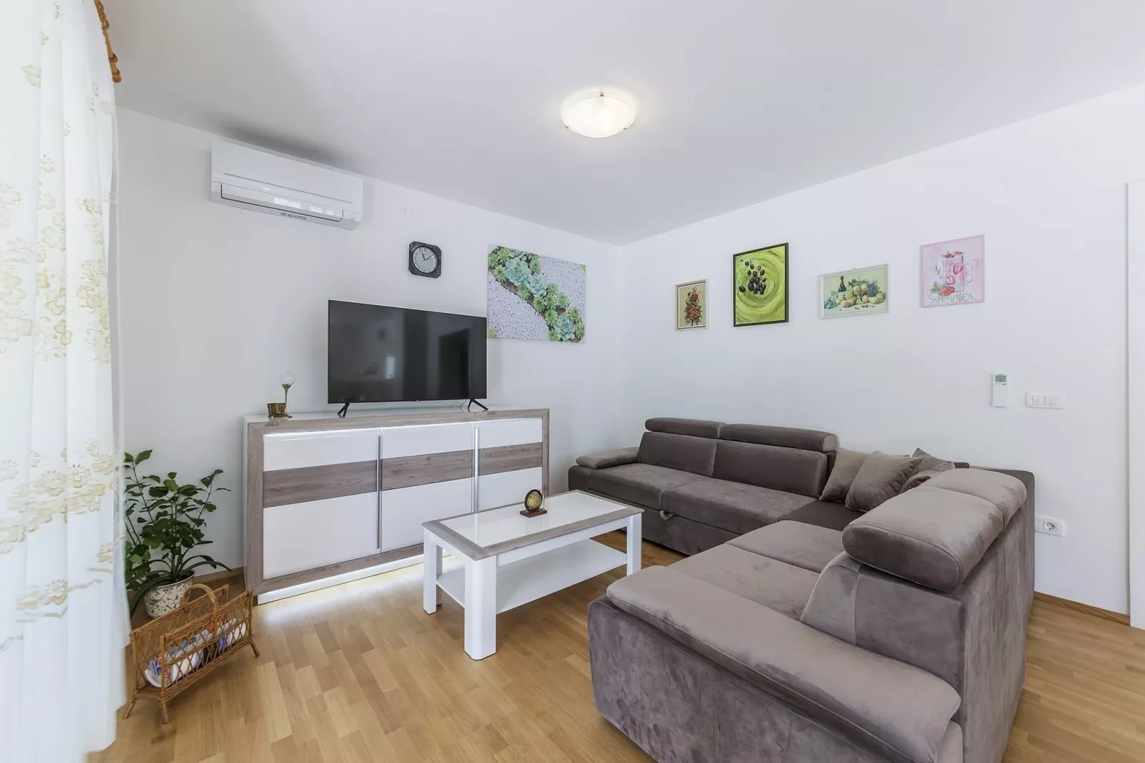 Villa Ana with private pool near Rabac-Woonkamer