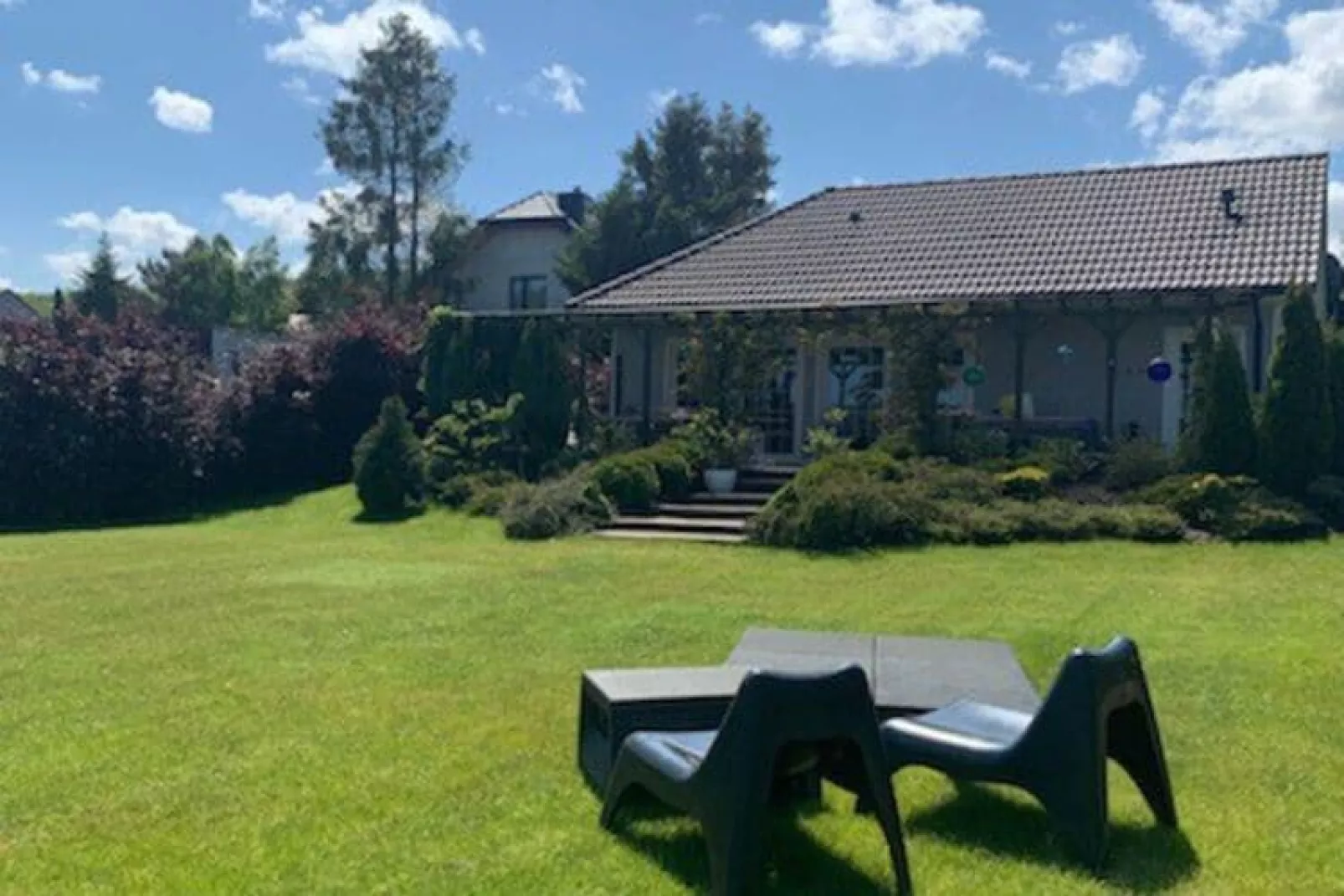 Cottage by the lake in Nadole-Tuinen zomer