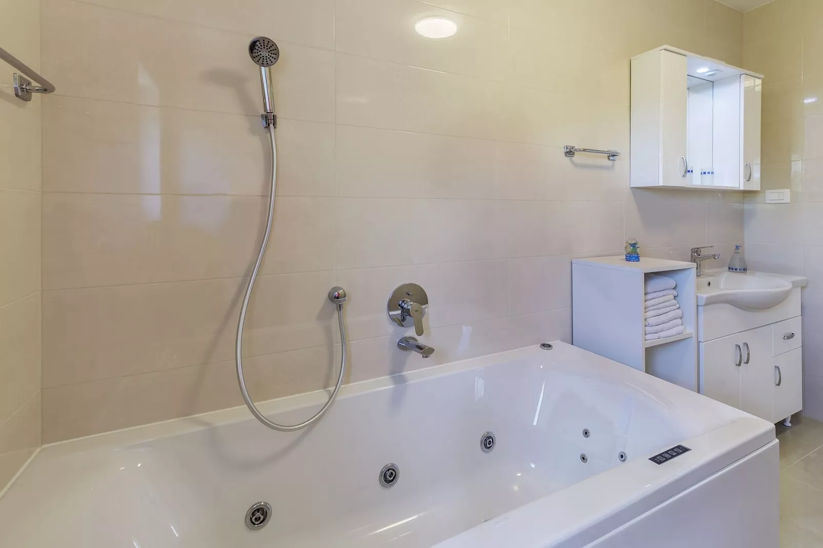 Villa Ana with private pool near Rabac-Badkamer