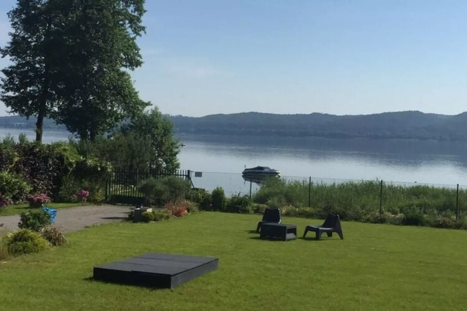 Cottage by the lake in Nadole-Tuinen zomer