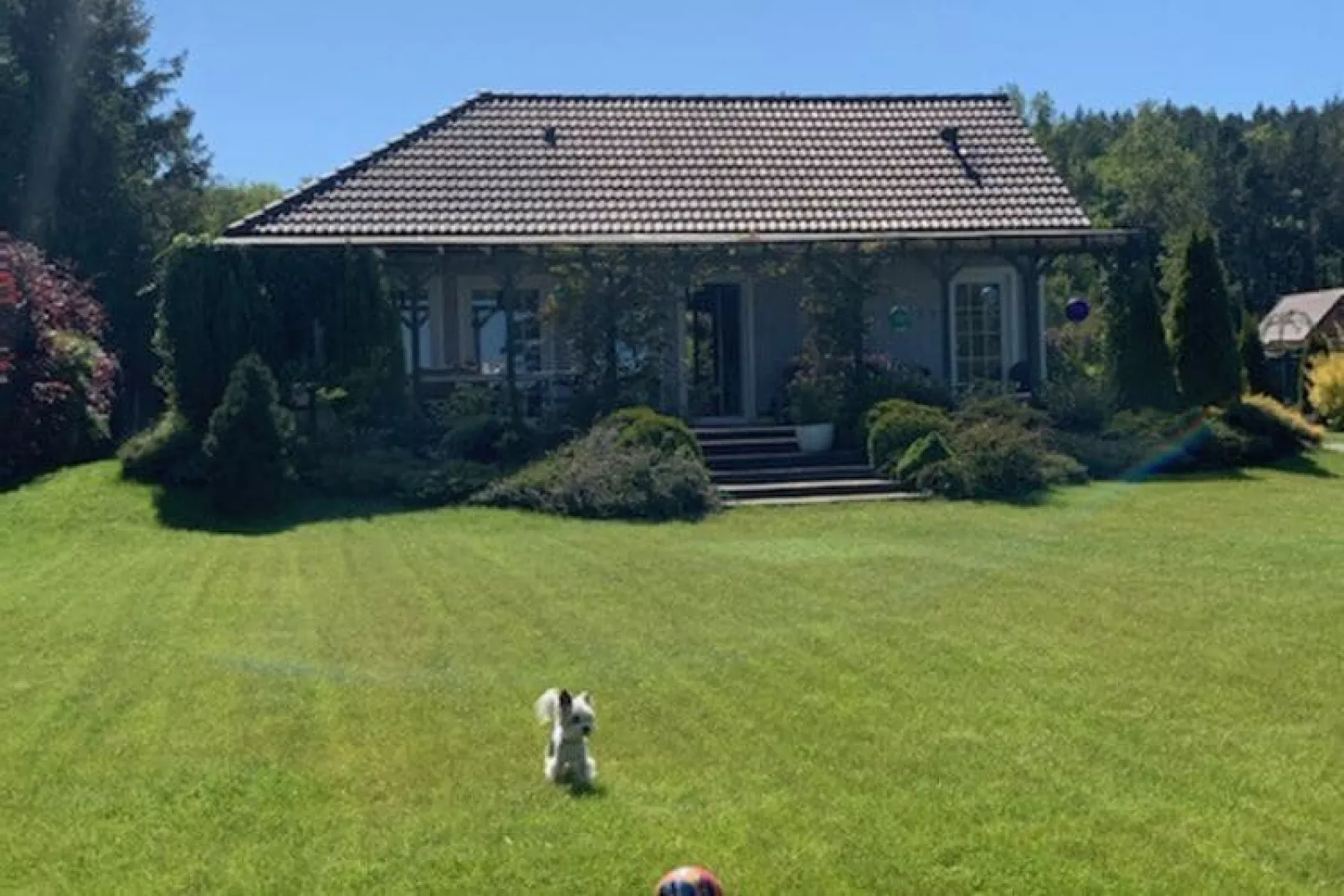 Cottage by the lake in Nadole-Tuinen zomer