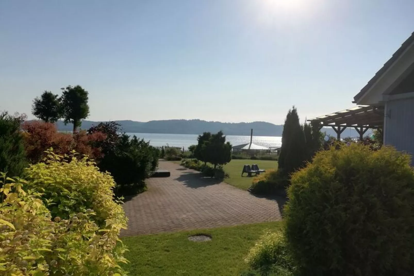 Cottage by the lake in Nadole-Tuinen zomer