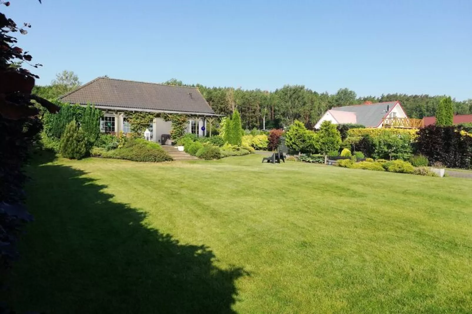 Cottage by the lake in Nadole-Tuinen zomer