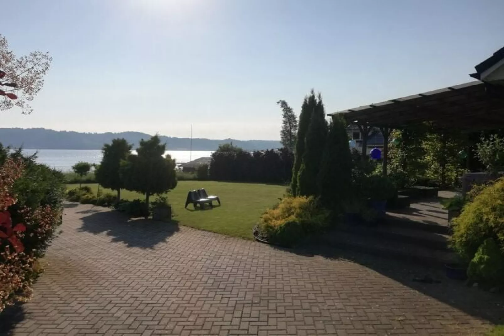 Cottage by the lake in Nadole-Tuinen zomer