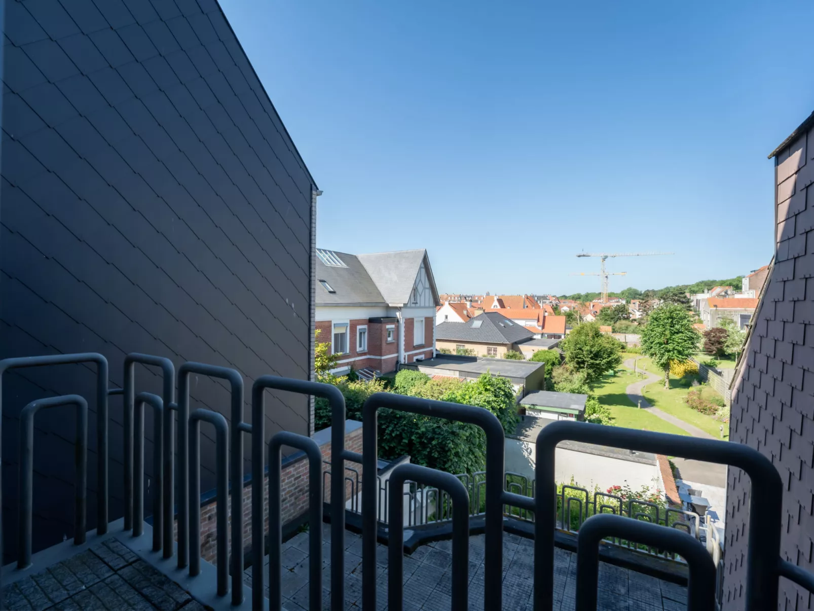 Le Coeur du Coq duplex appartment-Buiten