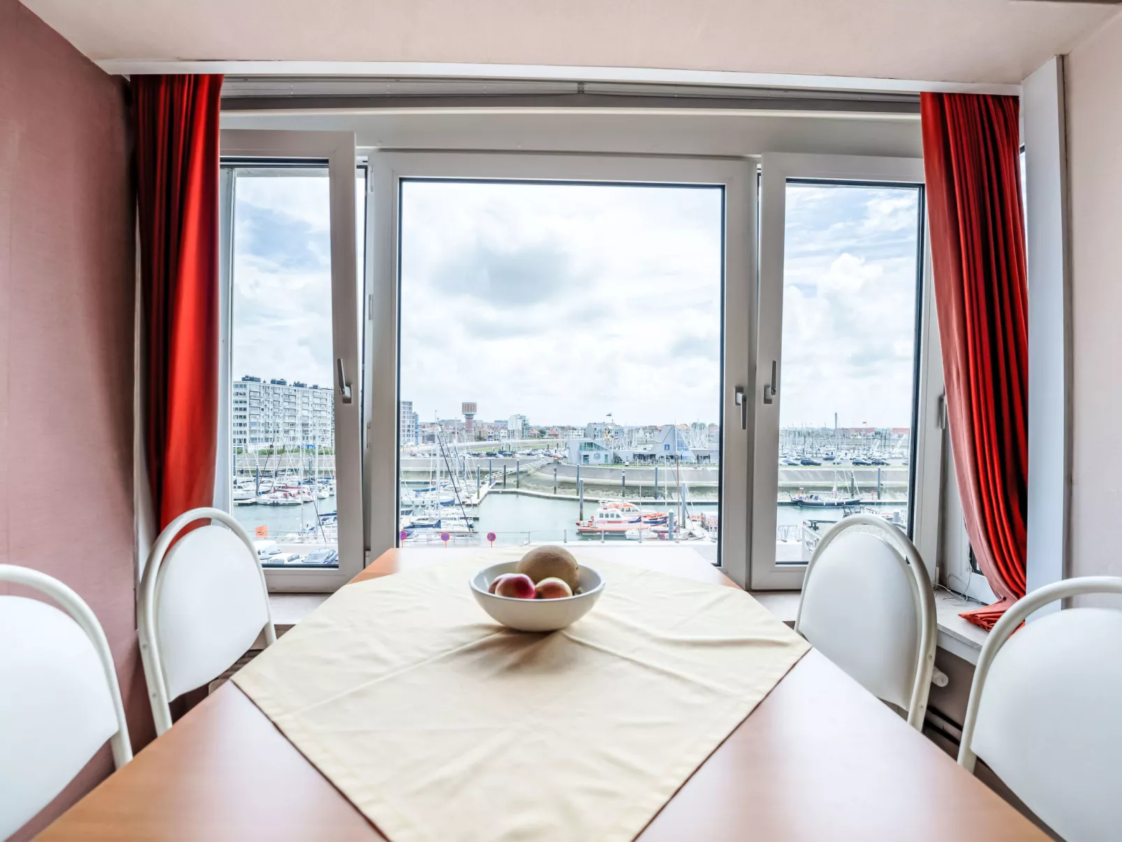 Bella I with parking and harbour view-Binnen