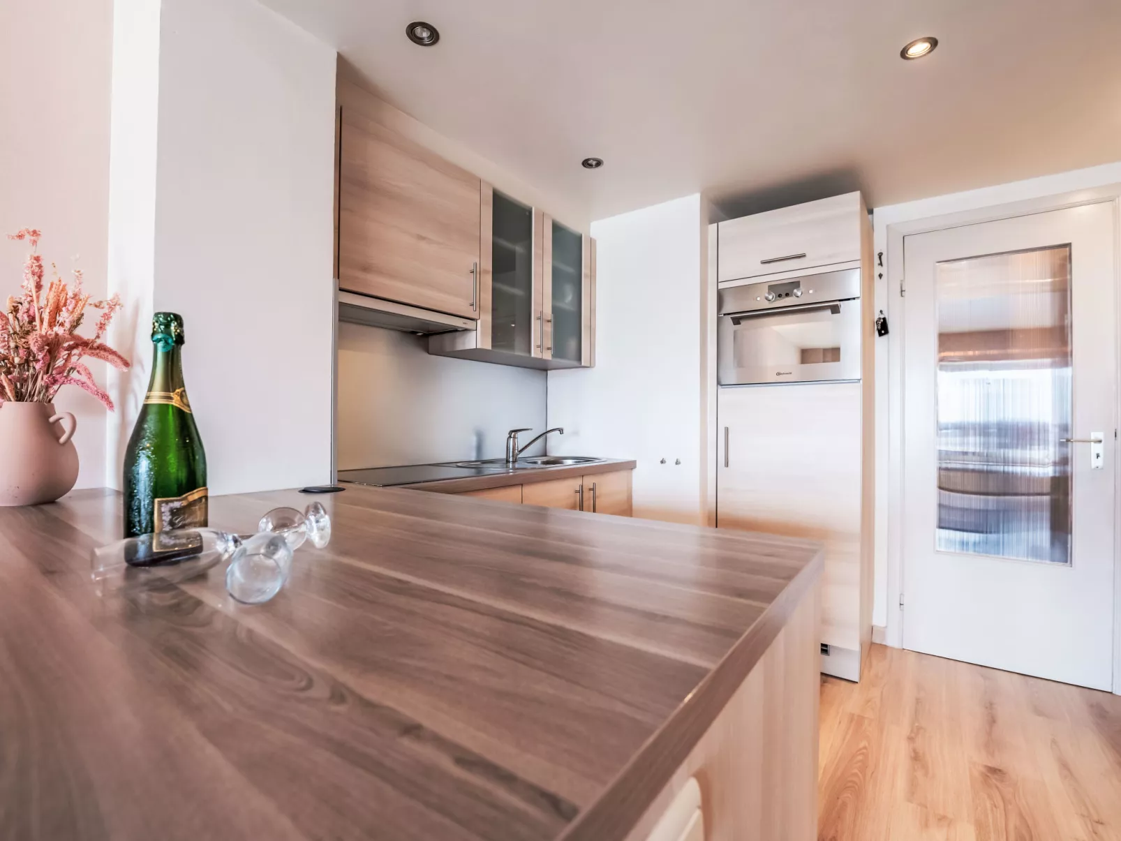 Bella I with parking and harbour view-Binnen