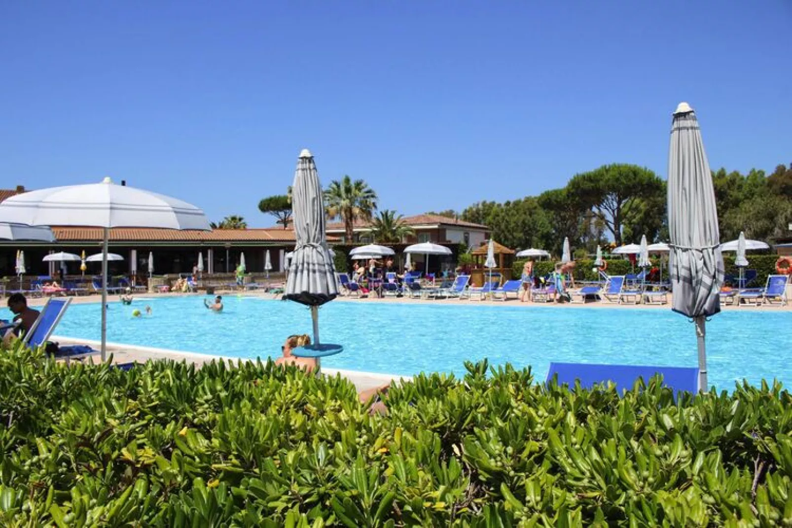 Ferienanlage La Cecinella Villaggio Turistico Cecina Mare Typ Bilo C-Villette-piano terra-giardino-Buitenkant zomer