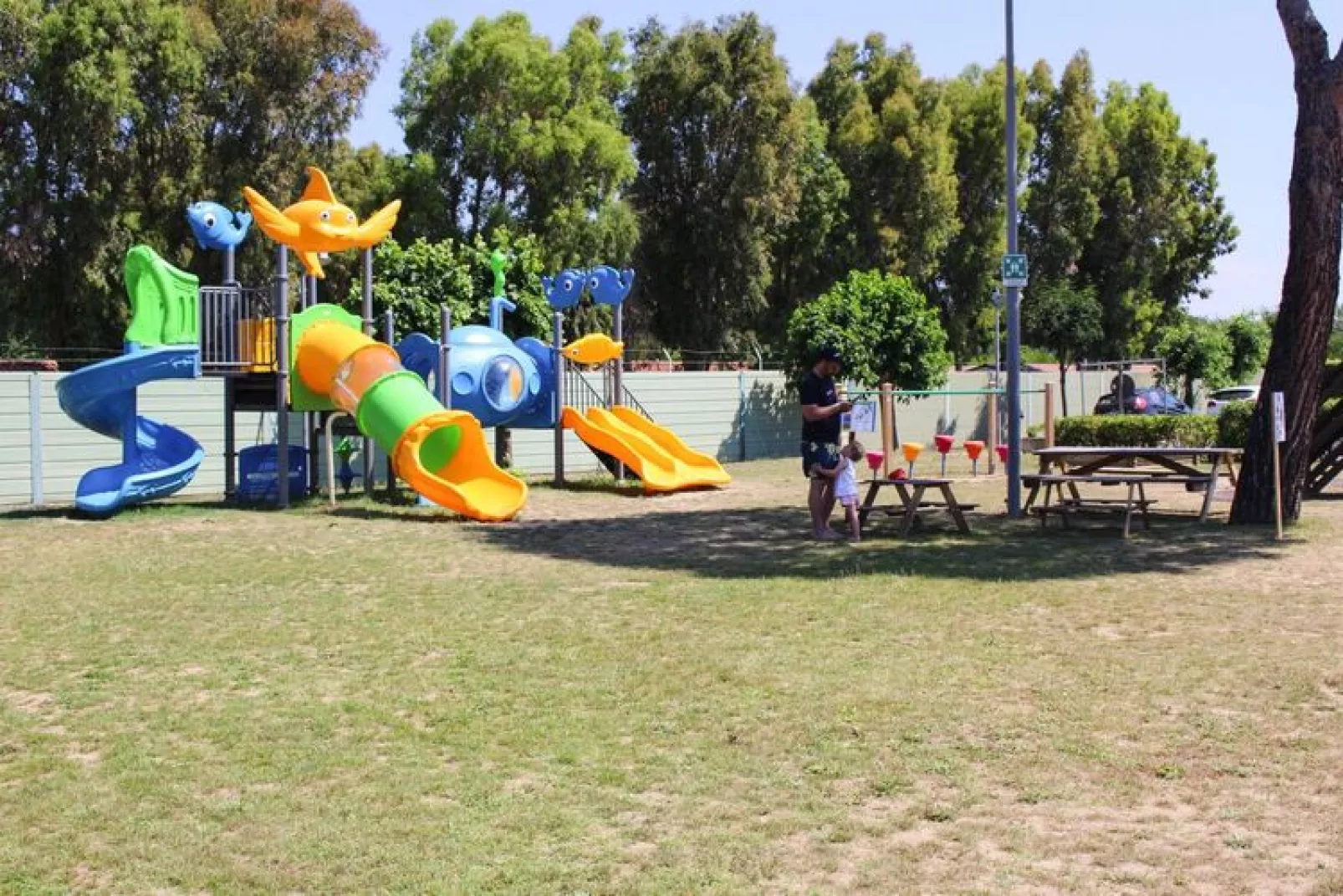 Ferienanlage La Cecinella Villaggio Turistico Cecina Mare Typ Bilo C-Villette-piano terra-giardino-Buitenkant zomer