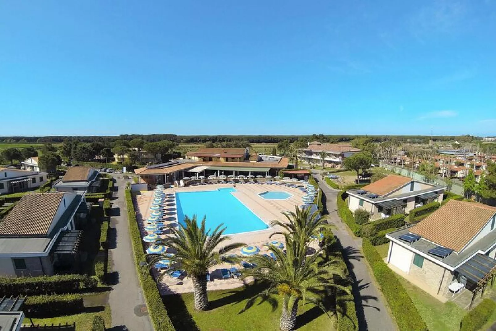 Appartement in Cecina Mare met buitenzwembad-Buitenkant zomer