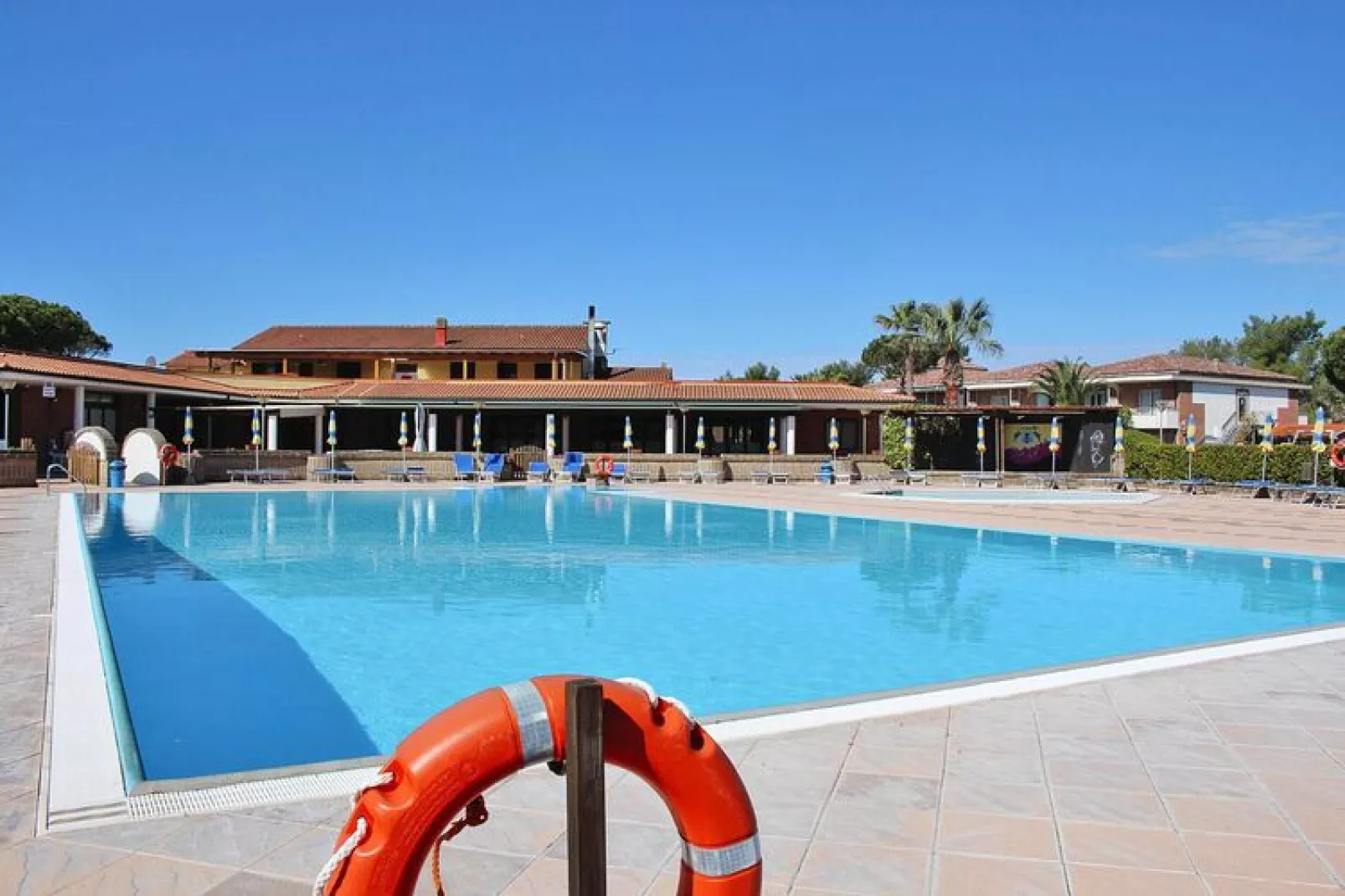 Appartement in Cecina Mare met buitenzwembad-Zwembad