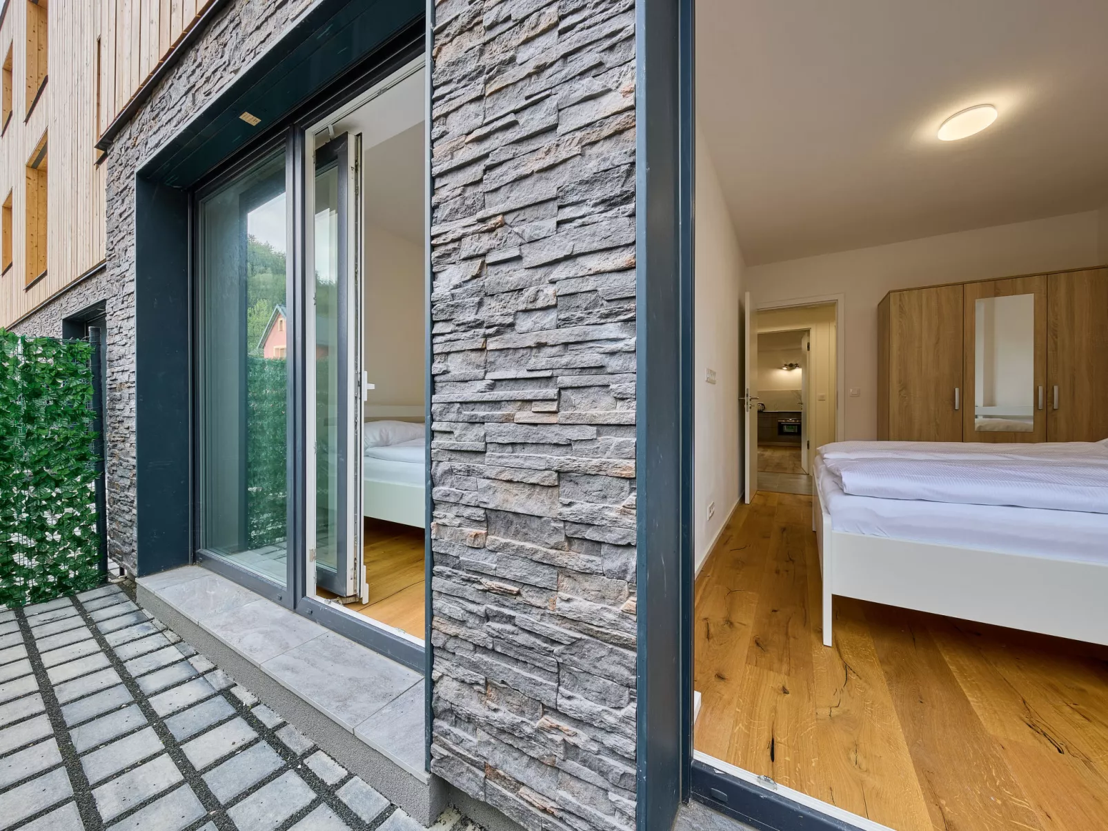 Trendy Mountain Terrace Retreat-Buiten