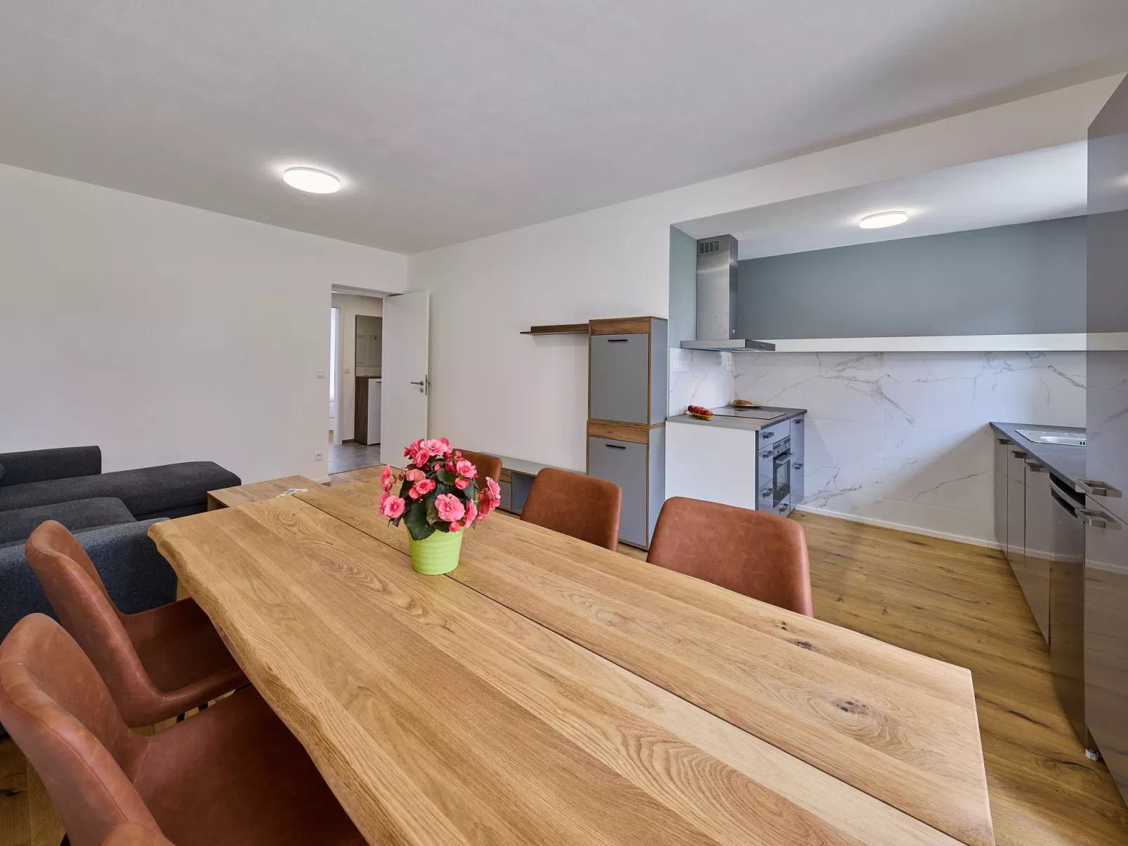 Trendy Mountain Terrace Retreat-Binnen