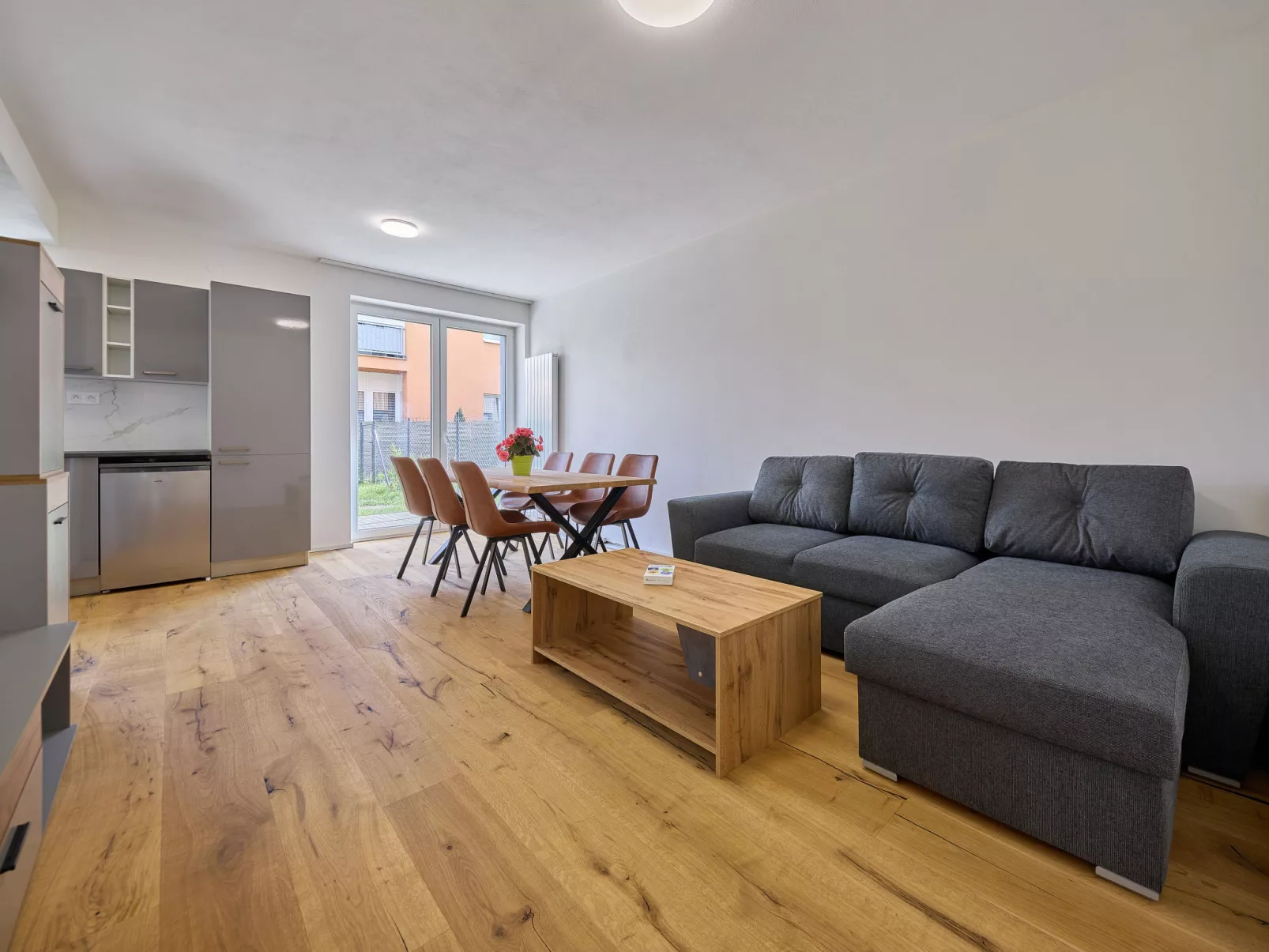Trendy Mountain Terrace Retreat-Binnen