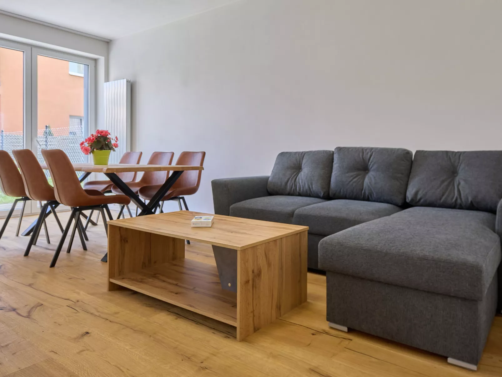 Trendy Mountain Terrace Retreat-Binnen