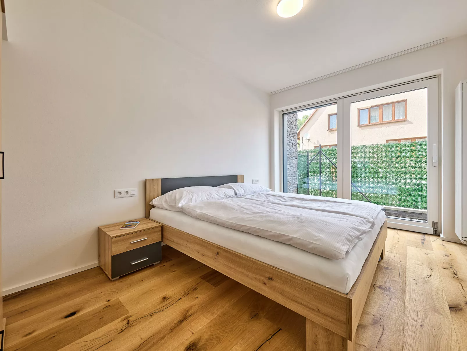 Trendy Mountain Terrace Retreat-Binnen