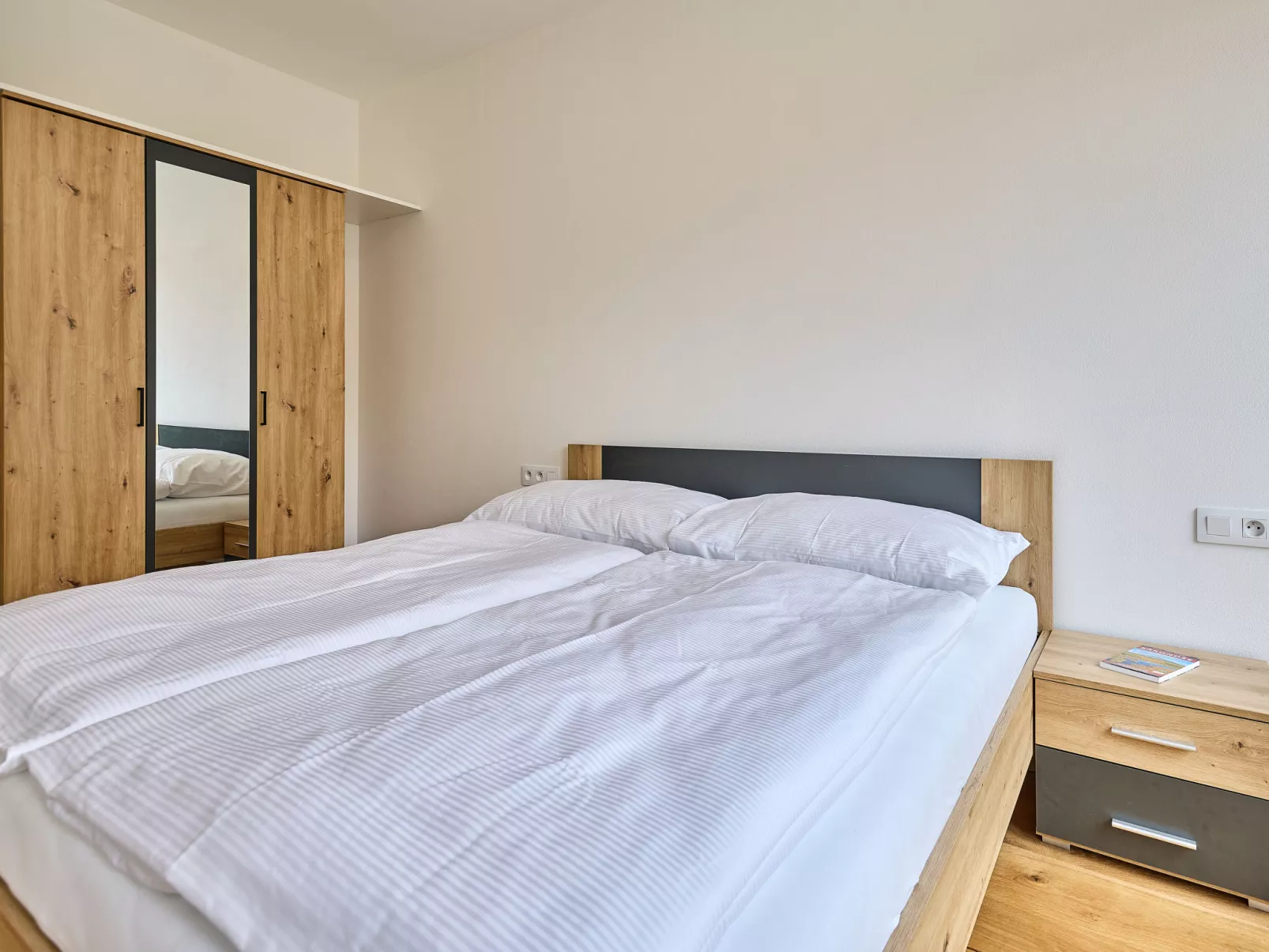 Trendy Mountain Terrace Retreat-Binnen